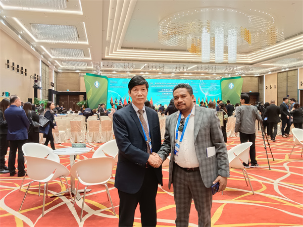 谭会长与莫桑比克、巴西、东帝汶等萄语国家的准客户聊摩托车业务1.jpg