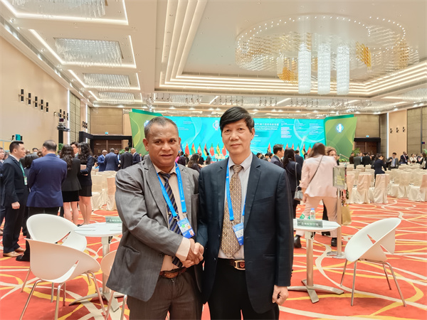 谭会长与莫桑比克、巴西、东帝汶等萄语国家的准客户聊摩托车业务2.jpg