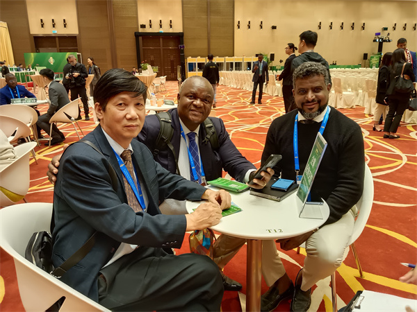 谭会长与莫桑比克、巴西、东帝汶等萄语国家的准客户聊摩托车业务3.jpg